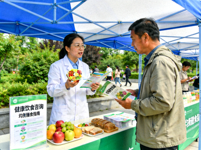 健康饮食咨询摊位现场 - 营养师为市民提供健康建议
