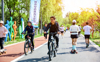 城市绿道体育文化节 - 市民在绿道上进行骑行、滑板、跑步等多种活动
