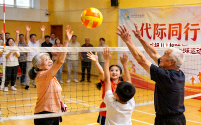 “代际同行”祖孙趣味运动会 - 爷爷奶奶与孙子孙女组队参加软式排球比赛