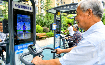 社区智慧健身角 - 居民使用智能健身器材进行锻炼