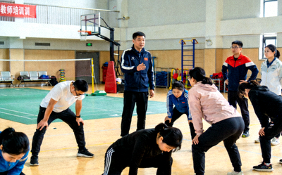 体育教师技能培训现场 - 教练指导老师们进行实践练习