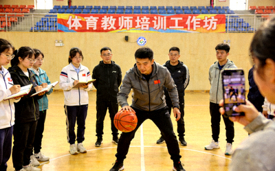 体育教师培训工作坊 - 专业教练正在为中小学体育教师进行技能培训
