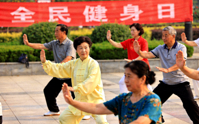 全民健身日活动现场 - 市民参与太极拳练习