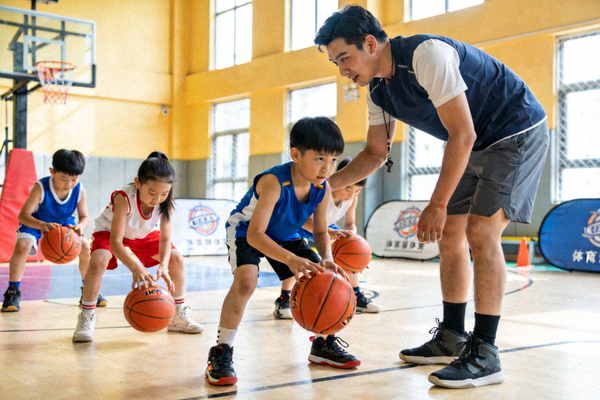 青少年篮球训练营中，教练指导孩子们练习运球