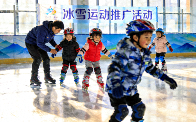 冰雪运动推广活动 - 小朋友在室内冰场学习滑冰