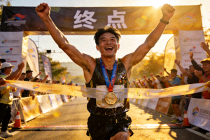 个人跑步挑战成功喜悦 - 跑步者在终点线庆祝完成马拉松
