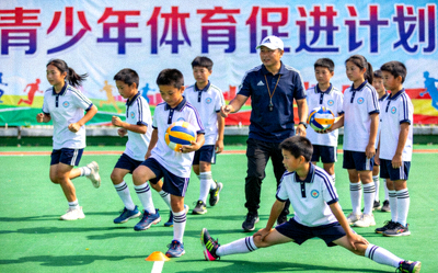 青少年体育促进计划活动现场 - 学生在教练指导下练习
