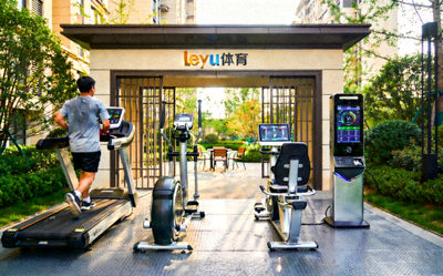 leyu体育打造的社区智能健身角实景，居民正在使用智能设备 - 智慧社区健身空间案例