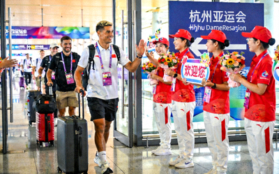 各国亚运会代表团运动员抵达杭州萧山国际机场，受到志愿者热情欢迎