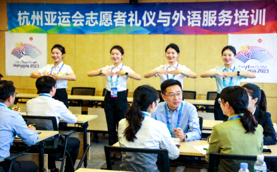杭州亚运会志愿者正在进行礼仪和外语服务培训