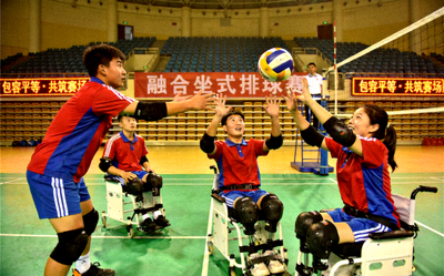 融合体育赛事中残疾学生与同学共同参与坐式排球比赛 - 体现包容与平等