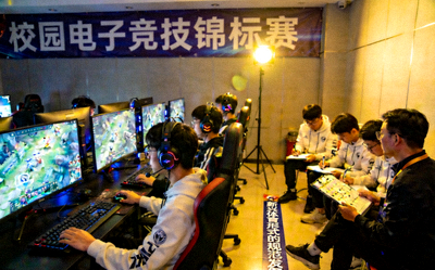 校园电子竞技锦标赛现场选手专注比赛与团队讨论 - 新兴体育形式的规范发展