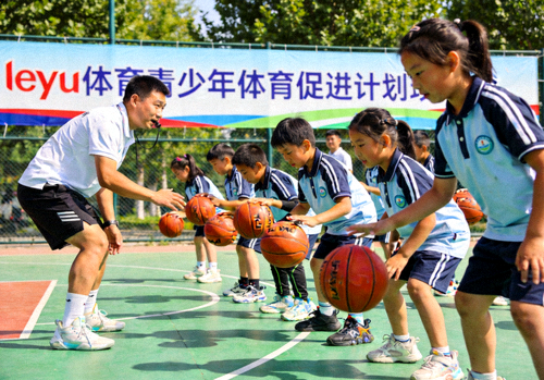leyu体育青少年体育促进计划活动现场 - 孩子们参与篮球训练
