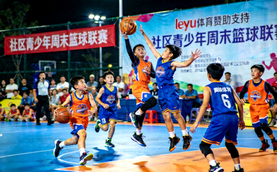 leyu体育赞助支持的社区青少年周末篮球联赛比赛瞬间
