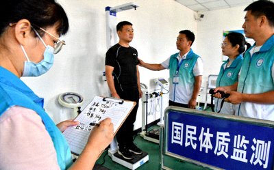国民体质监测工作人员为市民进行体测 - 科学数据采集场景