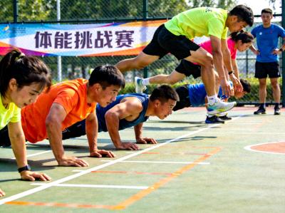 青年居民参与体能挑战赛，进行俯卧撑和波比跳训练