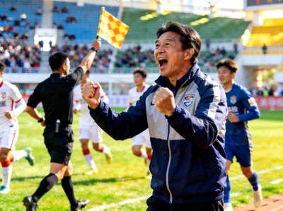 中超教练在场边激情指挥比赛